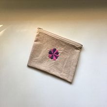 Eulle & Chiche - Tienda online - Tote bag & Accesorios bordados a mano - Bordados sashiko enmarcados. Un proyecto de Artesanía, Diseño de moda, DIY, Teñido Textil, Estampación textil y Diseño textil de Eulle & Chiche - 27.04.2023
