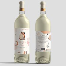 Diseño de etiquetas en botellas de vino. Un progetto di Graphic design di Vicente Sendra Rocher - 09.05.2023