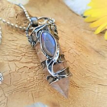 Bransoleta miedziana z opalem - rękodzieło . Un progetto di Design di accessori di Hanna Dehnhard - 10.05.2023