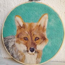 Zorro culpeo (Lycalopex culpaeus). Un proyecto de Artesanía, Tejido, Ilustración naturalista				, Needle felting y Diseño textil de Celeste Santibáñez - 07.05.2023