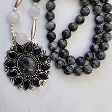 Collier larvikite et jade quartzite. Projekt z dziedziny Craft użytkownika Christine Guibert - 08.05.2023