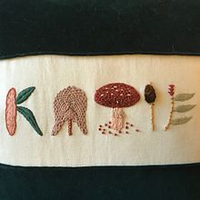 Dimensional embroidery made into cushion Ein Projekt aus dem Bereich H und werk von Elizabeth McAlister - 15.05.2023