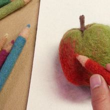 Drawing with Wool: Apple. Un proyecto de Animación, Stop Motion, Tejido y Needle felting de Andrea Love - 20.05.2023