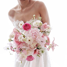 My project for course: Floral Arrangement Design with Seasonal Blooms. Un progetto di Interior design, Paesaggismo, Interior Design, DIY e Design floreale e vegetale di Indah Chrisninda - 22.05.2023