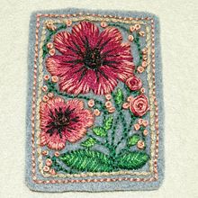 My project for course: Embroidery Techniques for Floral Patterns on Felt . Un proyecto de Diseño de complementos, Artesanía, Pattern Design, Ilustración botánica y Diseño textil de margheritina - 28.05.2023
