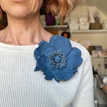 Mein Abschlussprojekt für den Kurs: Stoffblumen: Kreiere 3D-Accessoires aus Jeansstoff. Projekt z dziedziny Kompoz, cje kwiatowe i botaniczne, Wzornictwo tekst i liów użytkownika Olga Kolov - 28.05.2023