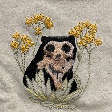 Mi proyecto del curso: Bordado a mano sobre ropa: diseña una composición. Embroider, Upc, cling, and Textile Design project by Eugenia Hurtado Ramírez - 05.30.2023