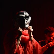 Máscaras para peça de teatro "Mademoiselle Noir". Un proyecto de Papercraft, Educación, Dirección de arte, Escenografía, Creatividad, DIY y Diseño de papelería				 de André Meirelles - 31.05.2023