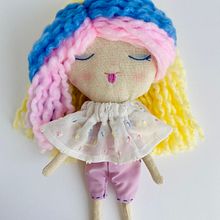Mi proyecto del curso: Muñecos de tela: diseño, costura y creación de contenido. Un proyecto de Artesanía, Diseño de juguetes, Redes Sociales, Fotografía con móviles, Fotografía de producto, Costura, Fotografía para Instagram, Patronaje y confección			 de flor_atencia - 04.06.2023