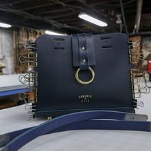 Adding Navy to our collection: Mini Bowery. Un progetto di Fashion design di Hemlock and Hyde - 06.06.2023