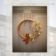 Baño secreto bajo la escalera. Un proyecto de Decoración de interiores, Interiorismo y Diseño de espacios de Jaime Rubio - 12.06.2023