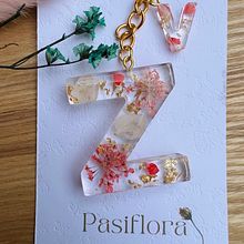 Mi proyecto del curso: Diseño de joyería en resina. Projekt z dziedziny Projektowanie dodatków, Craft, Projektowanie biżuterii i DIY użytkownika Natalia Cuervo - 13.06.2023