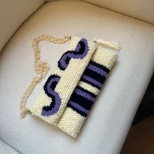 Meu projeto do curso: Técnicas de punch needle para acessórios personalizados. Un progetto di Artigianato, Ricamo, Fiber Art, DIY, Punch needle e Textile Design di Barbara Campomizzi - 14.06.2023