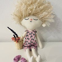 Mi proyecto del curso: Muñecos de tela: diseño, costura y creación de contenido. Projekt z dziedziny Craft, Projektowanie zabawek, Portale społecznościowe, Fotografowanie smartfonem, Fotografia produktowa,  Sz, cie, Fotografia na Instagram, Wzornictwo i krawiectwo użytkownika lelinurse74 - 17.06.2023