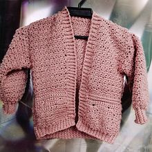 Mi proyecto del curso: Crochet: diseña y teje prendas de estilo romántico. Fashion Design, Fiber Arts, DIY, Crochet, and Textile Design project by Jonattan Lopez - 06.30.2023