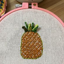 Mi proyecto del curso: Técnicas básicas de bordado: puntadas, composiciones y gamas cromáticas. Un proyecto de Diseño de complementos, Diseño de vestuario, Bordado, Teoría del color y Diseño textil de López Martinez - 01.07.2023