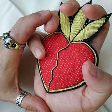 El corazón en oro. Un progetto di Illustrazione tradizionale e Ricamo di Rebeca Rodríguez González - 02.07.2023
