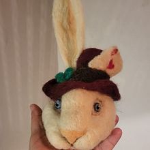 El conejo que todo lo sabe. Un projet de Artisanat, Conception de jouets, Feutrage à l'aiguille , et Design textile de Gaby La Maga - 03.07.2023