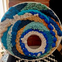 Mi proyecto del curso: Tejido en telar circular para tapices de pared coloridos. Arts, Crafts, Interior Design, Pattern Design, Fiber Arts, Weaving, and Textile Design project by adrianette - 07.03.2023