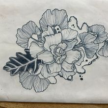 Mein Abschlussprojekt für den Kurs: Botanisches Tattoo mit Pointillismus Ein Projekt aus dem Bereich Traditionelle Illustration, Tattoodesign und Botanische Illustration von lottelikrieger - 05.07.2023