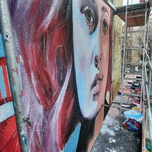 Portret postaci na muralu HBO Bring back Alice dla ideamo murals . Un projet de Peinture de ulapachala - 09.07.2023