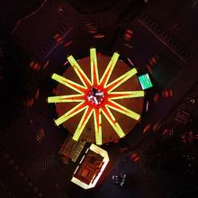 Circles and movement, whirligig by night. Un projet de Photographie, Postproduction photographique, Photographie numérique, Photographie pour Instagram, Composition photographique, Photographie lifest , et le de Dick Mandemaker - 11.07.2023