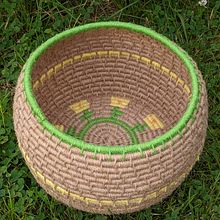 Coiled daffodil basket . Fiber Arts project by Kristina Bowman - 07.11.2023