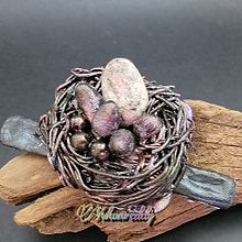 bird's nest clip with imposter egg/rock. Un proyecto de Artesanía, Diseño de jo, as, Escultura, Creatividad y Diseño de moda de Becca Ross - 15.07.2023