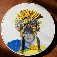 Making the Obscure Bloom | Self-Portrait - Vinok Style . Embroider, Self-Portrait Photograph, and Watercolor Painting project by Mélanie - 03.11.2022