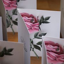 Invitación de Boda - Lola & Pedro. Un proyecto de Diseño, Ilustración tradicional, Fotografía, Dirección de arte, Br, ing e Identidad, Artesanía, Bellas Artes, Diseño gráfico, Papercraft, Bocetado, Dibujo, Ilustración digital, Dibujo realista, Ilustración infantil, Ilustración botánica, Fotografía para Instagram, Dibujo digital, Ilustración editorial, Ilustración naturalista				 y Diseño de papelería				 de Lola Téllez - 18.07.2023