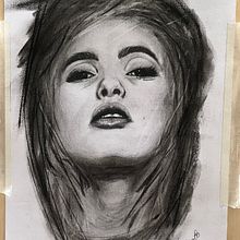 My project for course: Artistic Charcoal Portraiture: Creating Atmosphere. Traditional illustration, Fine Arts, Drawing, Portrait Drawing, Realistic Drawing, and Artistic Drawing project by Lizzii Bowman - 07.19.2023