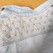 SASHIKO PROJECT #1  My project for course: Introduction to Japanese Sashiko Stitching. Denim jacket. Un progetto di Ricamo, Fiber Art, DIY, Upc, cling e Textile Design di Guro Øverbye - 25.07.2023