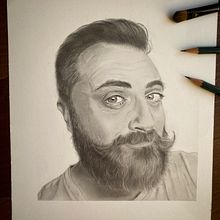 Il mio progetto del corso: Ritratto realistico con matite di grafite. Un proyecto de Ilustración tradicional, Bellas Artes, Bocetado, Dibujo a lápiz, Dibujo, Dibujo de Retrato, Dibujo realista, Dibujo artístico y Dibujo anatómico de Enrico Dell'Ascenza - 28.07.2023