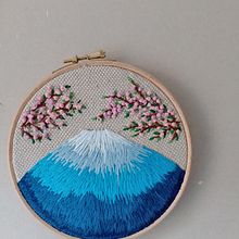 Meu projeto do curso: Upcycling com bordado. Een project van  Modeontwerp, Borduurwerk, Naaiwerk, DIY, Upc, cling y Textielontwerp van Vera Lúcia Ferreira Santos - 29.07.2023