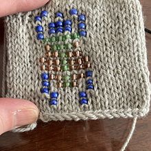 Mi proyecto del curso: Diseño y tejido de punto con mostacillas de colores. Un progetto di Design di accessori, Fiber Art, Maglia e Textile Design di Mariela Menestrina - 29.07.2023