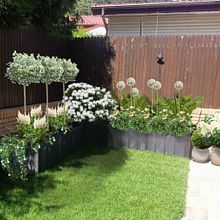 White townhouse garden. Een project van L, scaping y  Schetsen van Olga Gorchichko - 31.07.2023