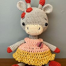 Crocheted Giraffe Doll in Dress . % notapoodle tarafından hazırlanan Sanat ve El Sanatları, Oyuncak Tasarımı, Tığ işi, Amigurumi, Ve Tekstil Tasarımı projesi - 07.25.2023