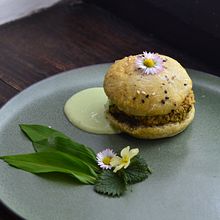 Vegan nettle burgers with wild carrot seeds. Een project van  van Iva Hari - 01.08.2023
