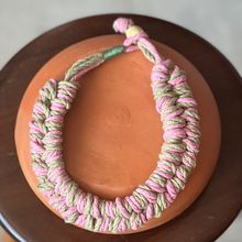 Meu projeto do curso: Introdução à bijuteria de corda: faça seu próprio colar. Arts, Crafts, Jewelr, Design, Macramé, and Textile Design project by danidcosta - 08.11.2023