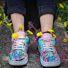 Mi proyecto del curso: Customización de sneakers con pintura y otros materiales. Accessor, Design, Fashion Design, Acr, lic Painting, DIY, Upc, and cling project by Aliss Mora - 12.30.2023