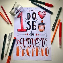 Lettering (lápis/caneta hidrocor) - "1 dose de amor próprio". Un progetto di Illustrazione tradizionale, Lettering, Creatività, Disegno a matita, H e lettering di Lia Cham - 30.06.2020