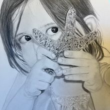 Peek a Boo. 9 x 12 graphite on Arches Watercolor paper. Un progetto di Disegno a matita e Bozzetti di Lisa Edwards - 21.08.2023
