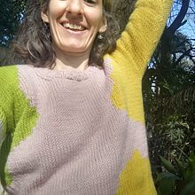 Mi proyecto del curso: Diseño y tejido de prendas con la técnica de intarsia. Un proyecto de Diseño de moda, Tejido, DIY, Tejido de punto y Diseño textil de juliarodriguezalsina - 23.08.2023