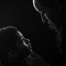 Mi proyecto del curso: Fotografía de estudio: la Iluminación como recurso creativo. En este proyecto use una sola luz con un octabox de 140 cm y coloque dos cartulinas negras en el centro para lograr pintar solo la silueta de mis modelos, una grafotógrafa. Fotografia, Pós-produção fotográfica, Fotografia de moda, Fotografia de retrato, Iluminação fotográfica, Fotografia de estúdio, e Fotografia de interiores projeto de faraon_1982 - 22.08.2023