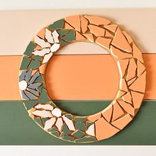 Meu projeto do curso: Mosaicos contemporâneos: crie composições florais com azulejos. Un progetto di Artigianato, Design e creazione di mobili, Ceramica, Interior Design e DIY di Fabilene Freitas - 26.08.2023