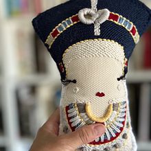 Nefertiti doll. Un proyecto de Diseño textil, Artesanía, Bordado, Diseño y Punch needle de Elena Mariño - 27.08.2023