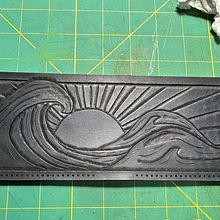 Sun and Waves Leather Carving. Un projet de Création d'accessoires, Créativité , et Dessin numérique de Mike - 27.08.2023