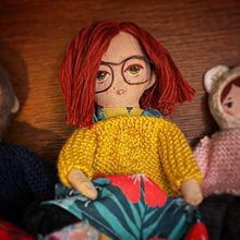 Mon projet du cours : Poupées en tissu : conception, couture et création de contenu. Un proyecto de Artesanía, Diseño de juguetes, Redes Sociales, Fotografía con móviles, Fotografía de producto, Costura, Fotografía para Instagram, Patronaje y confección			 de Christine Belin-Munier - 03.09.2023