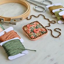 Mon projet du cours : Broderie : créez des motifs floraux sur du feutre  . Een project van Ontwerp van accessoires, Craft, Patroonontwerp,  Botanische illustratie y Textielontwerp van Nelly Glassmann - 02.09.2023