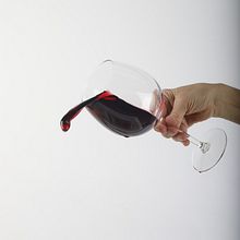 Studio Red Wine Photos. Un proyecto de Diseño, Fotografía, Post-producción fotográfica		, Retoque fotográfico, Fotografía de estudio, Fotografía artística y Fotografía gastronómica de Pol Zapata Salarich - 07.09.2023
